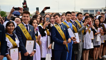 Фотография к новости: Ақтөбе облысында 8206 түлек мектеп бітіреді