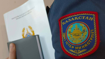 Фотография к новости: Елордалық полицейлер 6-қабаттан секірмек болған азаматты құтқарды