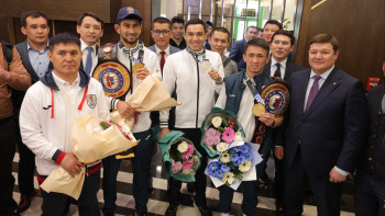 Фотография к новости: Қазақстан халқы бокстан әлем чемпиондарын қарсы алды