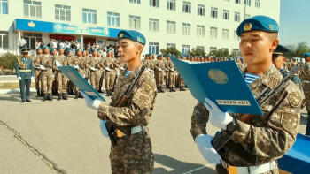 Фотография к новости: Десанттық-шабуылдау әскерлерінде жас жауынгерлер ант берді