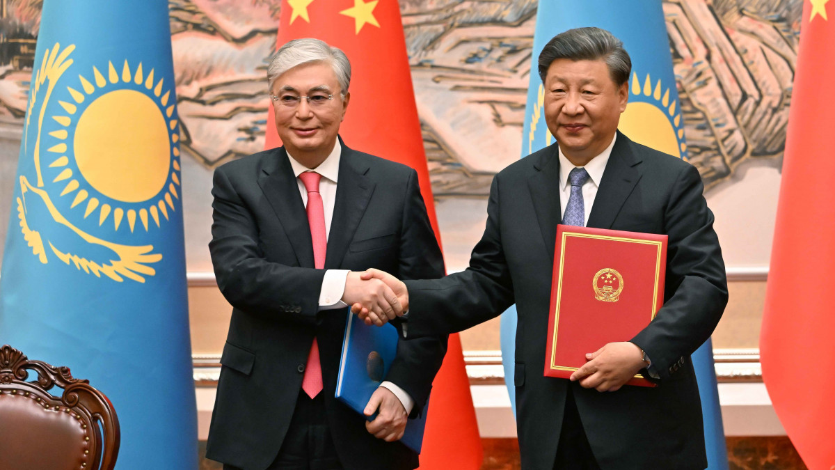 Си Цзиньпин: Екі ел қытай-қазақ қатынастарының «алтын 30 жылдығына» қадам басты