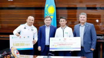 Фотография к новости: Боксшы Махмұд Сабырхан мен Асланбек Шымбергеновке пәтер берілді