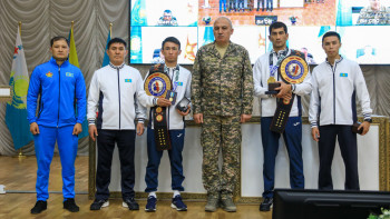 Фотография к новости: Қорғаныс министрі әскер спортшыларын – бокстан әлем чемпиондарын марапаттады