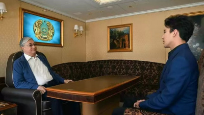 Димаш Құдайберген Президентпен ұшақта түскен фотоны жариялады