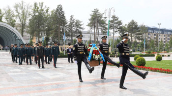 Фотография к новости: Қазақстан-Өзбекстан министрлері «Анаға тағзым» монументіне гүл шоқтарын қойды