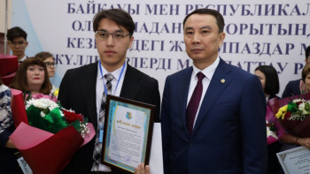 Фотография к новости: Қостанайлық ұстаздарға бір айлық жалақы сыйлады