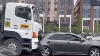 Фотография к новости: Астанада жүк көлігі үш бірдей көлікті соқты