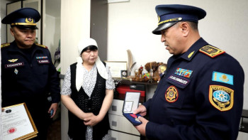 Фотография к новости: Арслан Құрманбековтың анасына III дәрежелі "Айбын" ордені табысталды