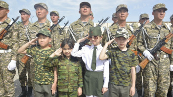 Фотография к новости: Ақтауда теңіз жаяу әскерінің 400 жауынгері ант берді