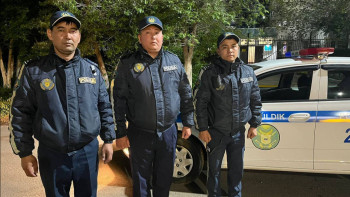 Фотография к новости: Полицейлер көпірден өзенге құлап кеткен оқушыны құтқарды