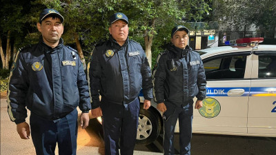 Полицейлер көпірден өзенге құлап кеткен оқушыны құтқарды