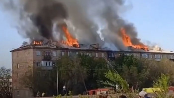 Фотография к новости: Қарағандыда көпқабатты үй өртке оранды