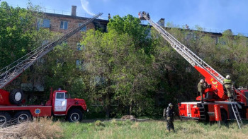 Фотография к новости: Қарағандыда өртке оранған көпқабатты үйден 37 адам құтқарылған