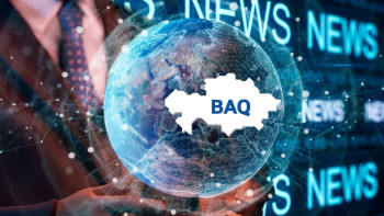 Фотография к новости: Ақтауда полицейлер үйдің шатырынан секірмек болған 17 жастағы қызды құтқарып қалды