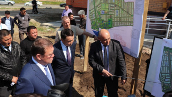 Фотография к новости: Құмар Ақсақалов: Кезекте тұрған халықты ойлаңдар