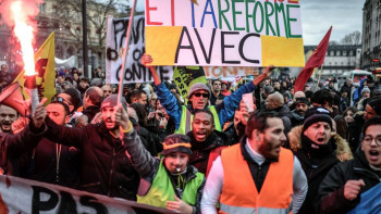 Фотография к новости: Францияда кәсіподақ мүшелері шеруге шықты