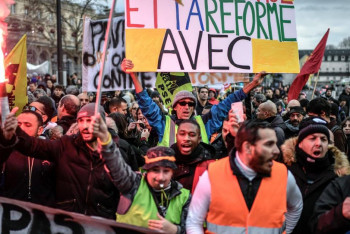 Фотография к новости: Францияда кәсіподақ мүшелері шеруге шықты