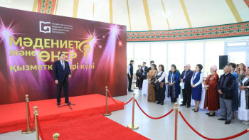 Фотография к новости: Тоғжанов мәдениет және өнер қызметкерлерін кәсіби мерекелерімен құттықтады