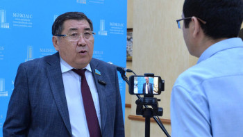 Фотография к новости: Ермұрат Бәпи заңның атауын сынға алды