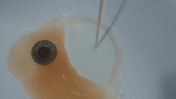 Фотография к новости: "Ішу мүмкін емес". Краннан аққан сары су атыраулықтардың мазасын қашырды