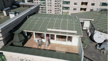 Фотография к новости: Алматы тұрғыны 18 қабаттық үйдің төбесіне үй салып алған