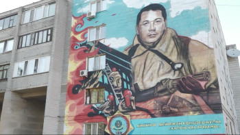 Фотография к новости: Павлодарда «Халық қаһарманы» Мейіржан Аймановтың құрметіне мурал пайда болды