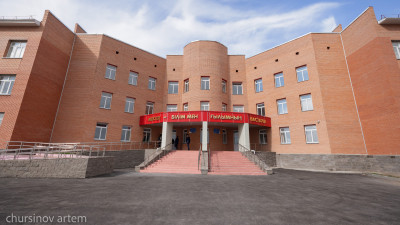 "Балалар толығымен эвакуацияланды". Алматы мектептері қоршауға алынды