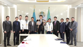 Фотография к новости: Астана әкімі бокстан әлем чемпиондарына пәтер кілтін табыс етті