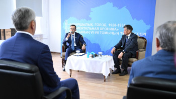 Фотография к новости: Сенат төрағасы ашаршылық туралы жинақтың жаңа томдарын көпшілікке таныстырды