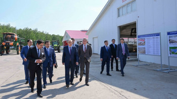 Фотография к новости: Тоқаев 366 млн теңге инвестиция салынған «Қызылжар-Сүт» фермасына барды