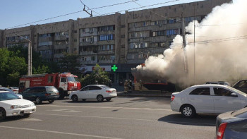 Фотография к новости: Алматыда фаст-фуд сататын дүңгіршек өртенді