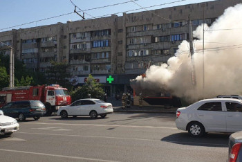 Фотография к новости: Алматыда фаст-фуд сататын дүңгіршек өртенді
