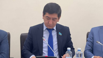 Фотография к новости: Өтірік айтпай-ақ қояйық. Ринат Зайытов мектептегі күзетшілер туралы айтты