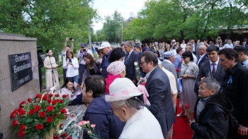 Фотография к новости: Семейде Әлихан Бөкейханның ескерткішіне гүл шоқтары қойылды