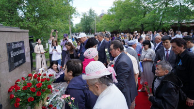 Семейде Әлихан Бөкейханның ескерткішіне гүл шоқтары қойылды