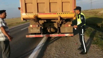 Фотография к новости: Ауыр жүк көліктеріне арнайы белгілер жапсырылды