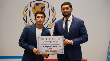 Фотография к новости: Кеңес Рақышев әлем чемпиондарына 100 мың доллардан берді