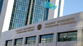 Фотография к новости: Мәжіліс саяси қуғын-сүргін және ашаршылық құрбандарын бір минуттық үнсіздікпен еске алды