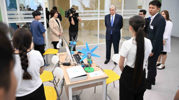 Фотография к новости: Президент Оқушылардың инновациялық шығармашылық орталығына барды