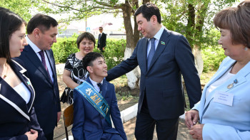 Фотография к новости: Мәжіліс төрағасы Қабанбай батыр ауылының оқушыларын соңғы қоңыраумен құттықтады