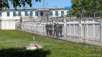 Фотография к новости: ШҚО-да түрме қызметкері сотталғандарды азаптағанын камераға түсіріп отырған