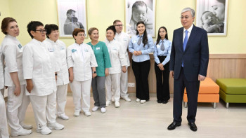 Фотография к новости: Тоқаев 18 мыңнан астам адамға арналған клиникаға барды