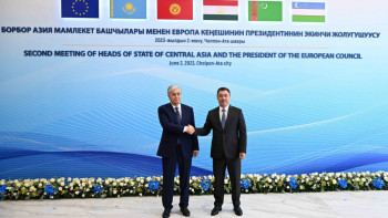 Фотография к новости: «Конгресс-Холл» сарайына барған Тоқаевты Жапаров қарсы алды