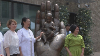 Фотография к новости: Алматыда «Аңсаған сәби» мүсіні ашылды