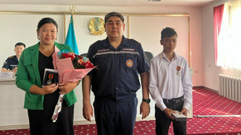 Фотография к новости: Шымкентте өзенге батқан бүлдіршінді құтқарған оқушылар марапатталды