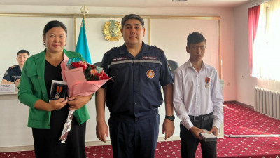 Шымкентте өзенге батқан бүлдіршінді құтқарған оқушылар марапатталды