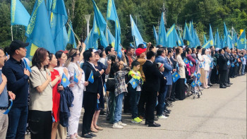 Фотография к новости: Медеу мұз айдынында қаладағы алып байрақ көкке көтерілді