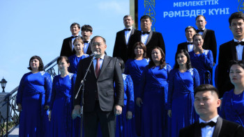 Фотография к новости: Ақтөбе облысының 30 мыңнан астам тұрғыны бір мезетте Әнұран орындады