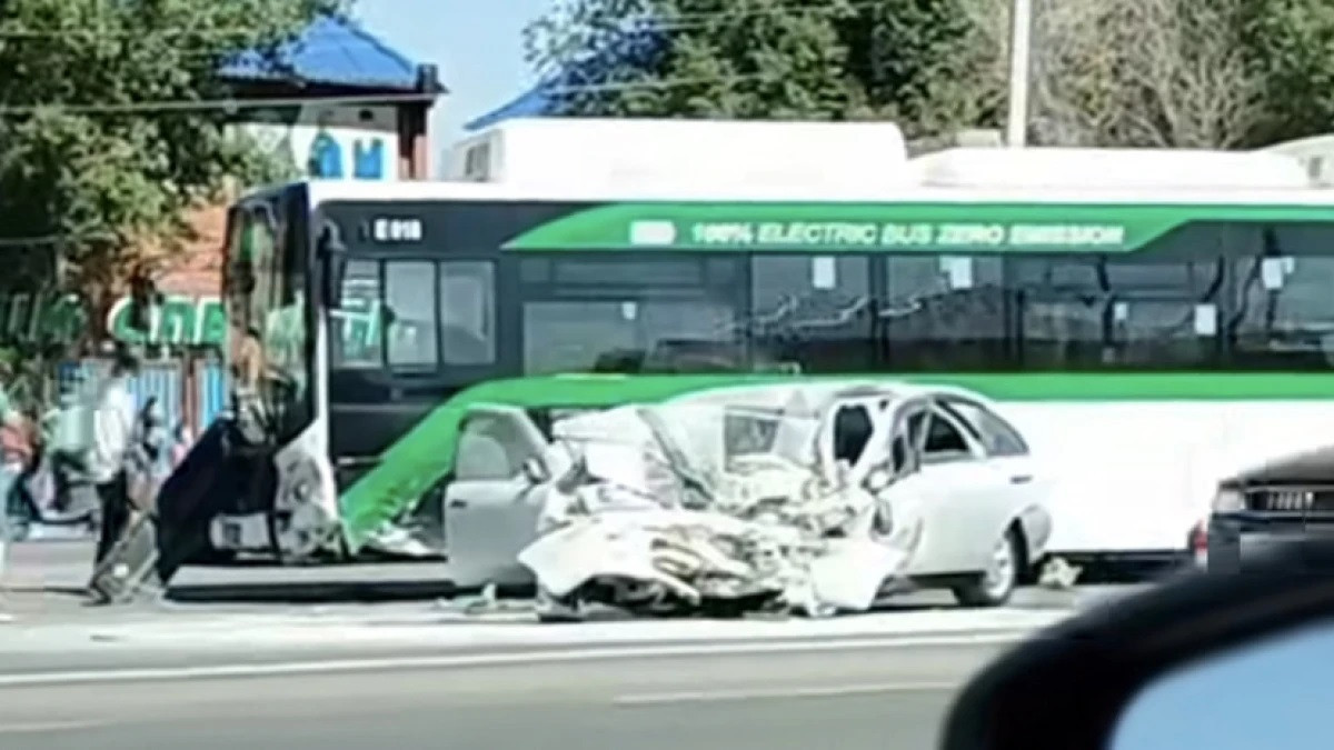 Астанада жеңіл көлік автобуспен соқтығысты