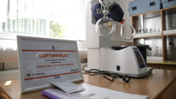 Фотография к новости: Бұрынғы түлектер университетке зертхана сыйға тартты